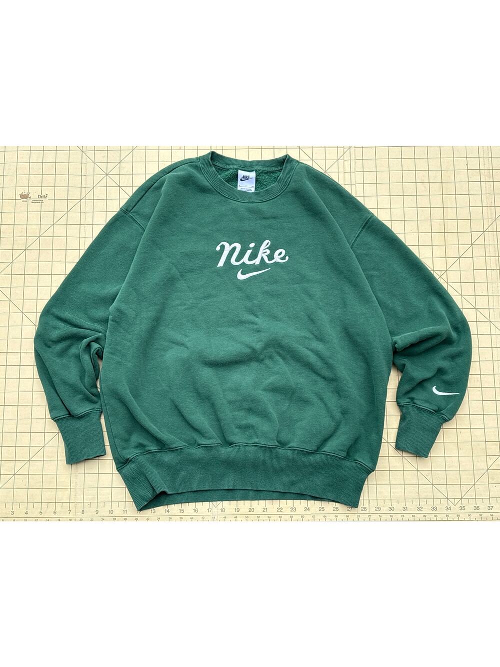 Nike Embroidered spellout swoosh Logo Crewneck sweatshirt green Small 24x26